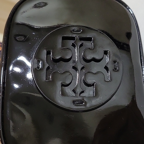 Tory Burch Black patent leather cosmetic pouch with zip - Picture 7 of 11